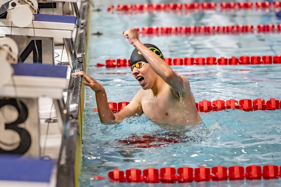 Mikko Kuittinen celebrated two backstroke gold medals in Vaasa.  The message also became gold.