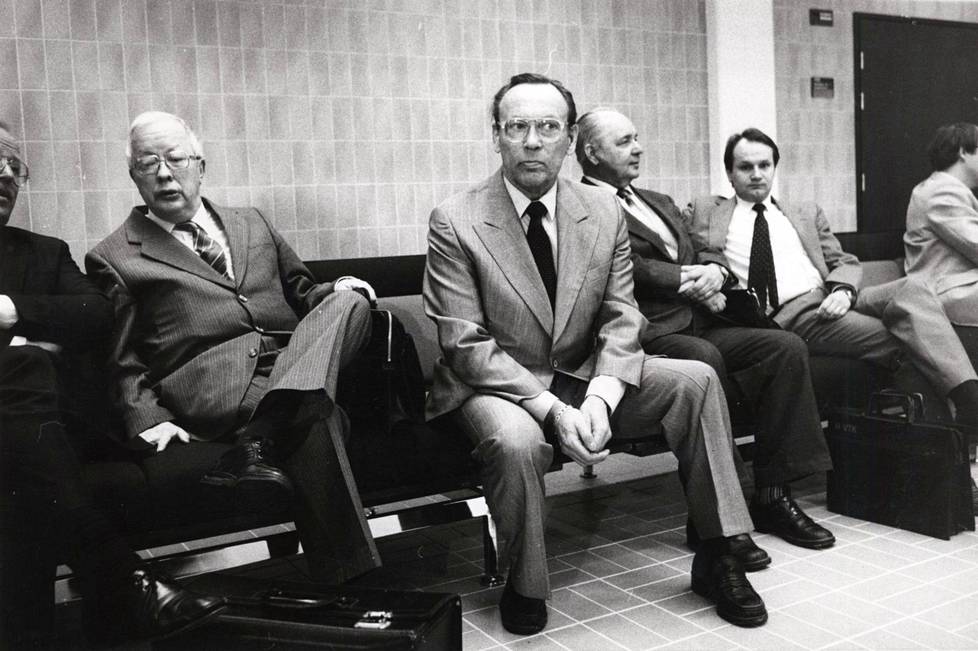 Unto Valtanen (keskellä) metron oikeudenkäyntien aikana huhtikuussa 1986.