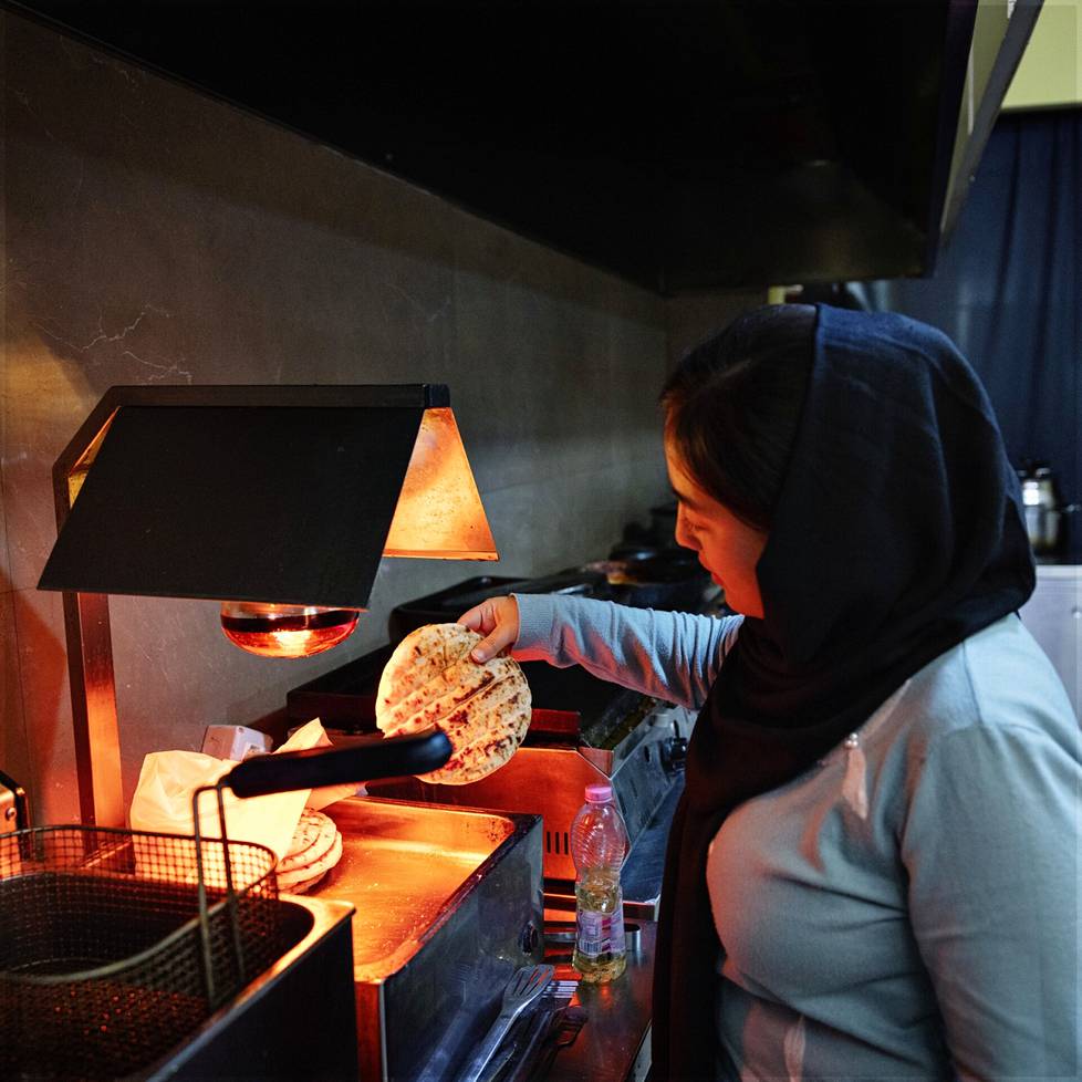Negina Khalili on auttanut paikallisessa pizzeriassa. Pizzan lisäksi ruokalistalla on ollut afgaaniruokaa.