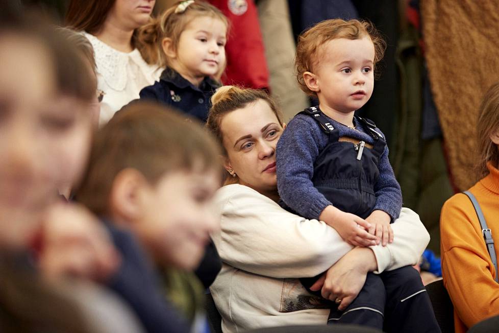 Jelena Politšuk ja 2,5-vuotias Makar Fedorenko Lvivin filharmonikkojen organisoimassa lastenkonsertissa. Makaria tanssitutti erityisesti noita-akan boogie-woogie-numero.