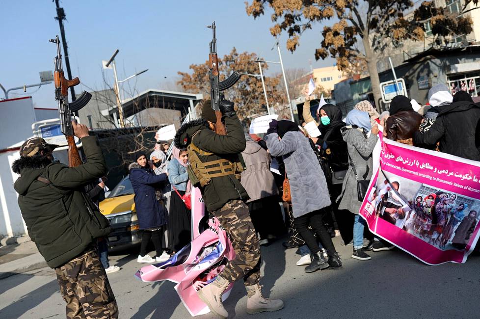 Talebanin taistelijat ampuivat ilmaan naisten mielenosoituksen yhteydessä Kabulissa joulukuun lopussa.