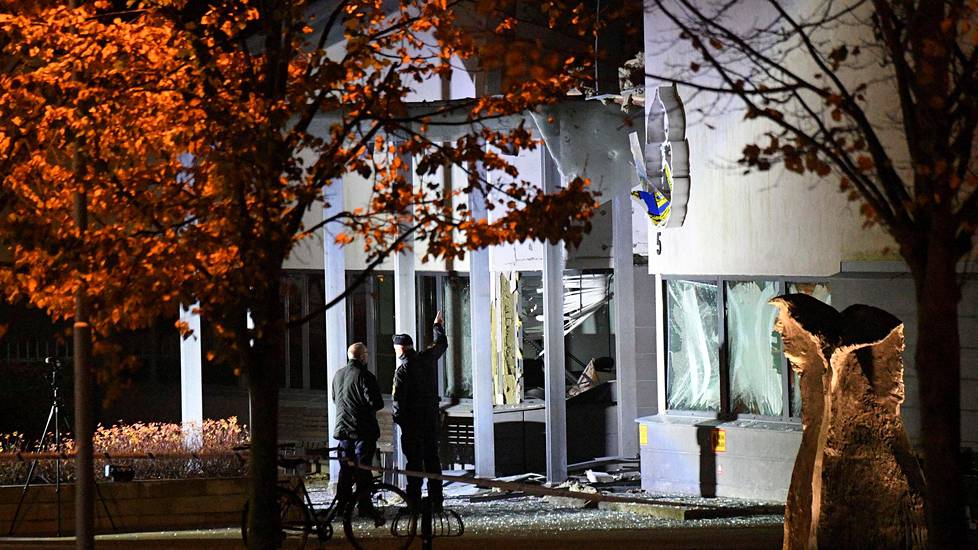 Poliisin rikostekniset tutkijat työskentelivät räjähdyspaikalla Helsingborgin poliisiasemalla lokakuussa 2017.