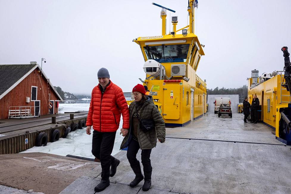 Risto Uusitalo and Tuija Töyräs, who live on the island of Seili, say that democracy works when everyone is given the opportunity to vote regardless of the circumstances.