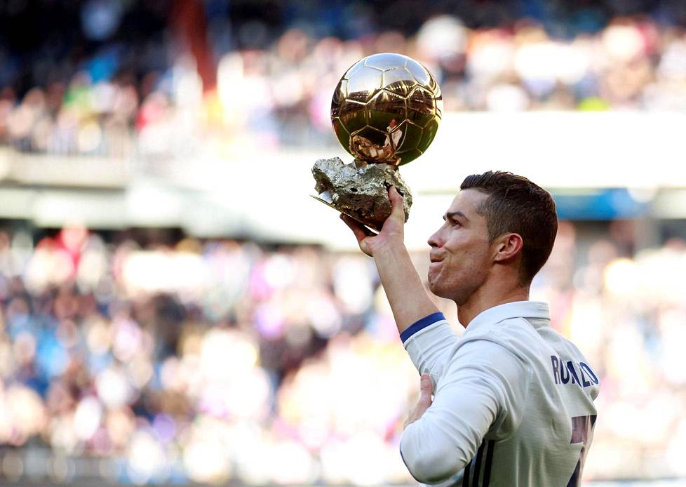 Cristiano Ronaldo esitteli maailman parhaan pelaajan palkintoaan Ballon d’Oria eli Kultaista maapalloa Real Madridin kotiyleisölle 7. päivänä tammikuuta.