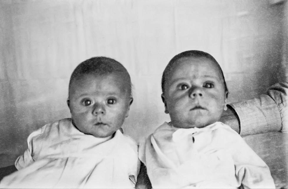 Kaksi potilasta Kätilöopistossa vuonna 1921.