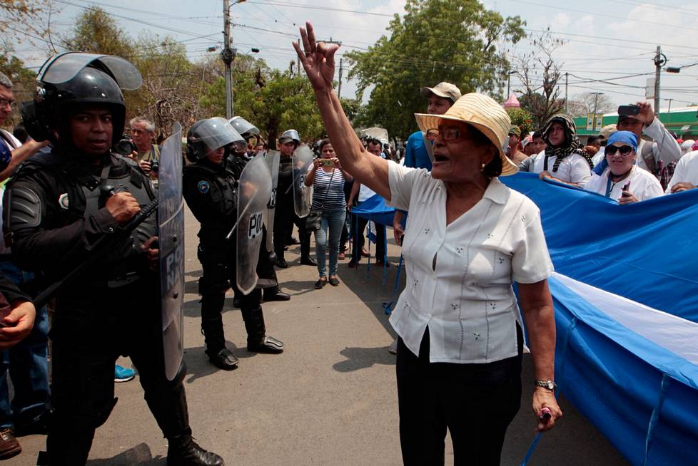 Mielenosoittaja vastusti Nicaraguan kanavaa Juigalpan kaupungissa huhtikuussa 2017.