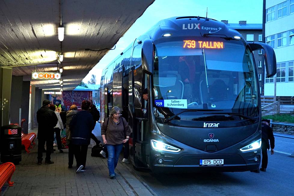 Ihmisiä lähdössä Lux Expressin bussilla Pietarista Tallinnaan 11. toukokuuta.