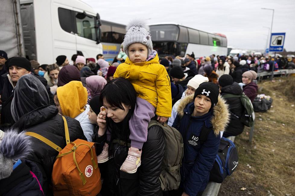 Pakolaiset odottivat Ukrainan ja Puolan rajalla Krakovetsissa. 