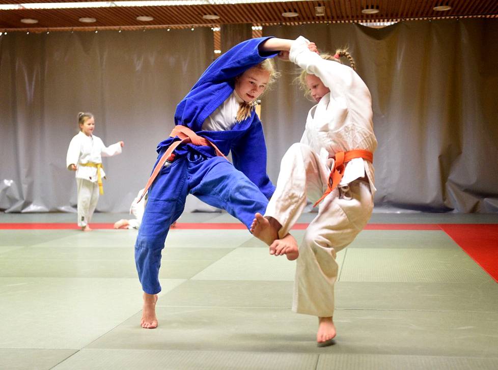 Satakunnan Kansan arkiston ensimmäinen kuva Pihla Salosesta (sininen asu) on vuodelta 2015, jolloin hän oli 13-vuotias ja treenasi Nea Sirenin kanssa. Salosesta tuli nopeasti niin etevä judoka, että sopivista harjoitusvastustajista alkoi olla pulaa koko Suomessa.