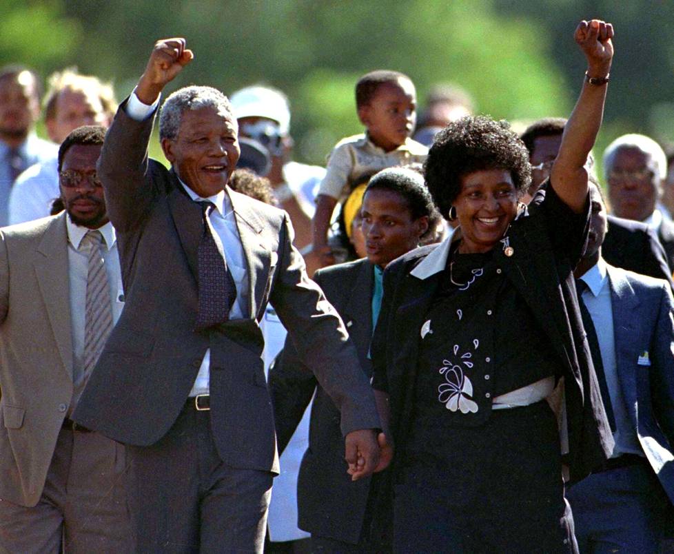Eteläafrikkalainen vapaustaistelija Nelson Mandela vapautui 27 vuoden vankeudesta 11. helmikuuta 1990. Hän juhli vapautumistaan vaimonsa Winnien kanssa.