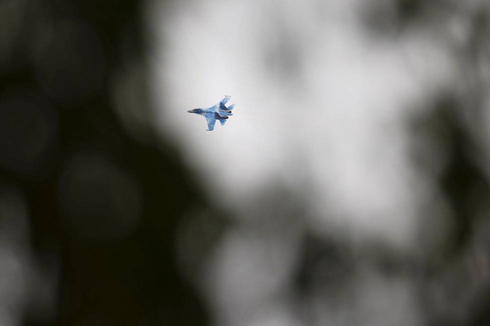 Ukrainan ilmavoimien hävittäjä teki ylilentoja kunnianosoituksena vainajalle.
