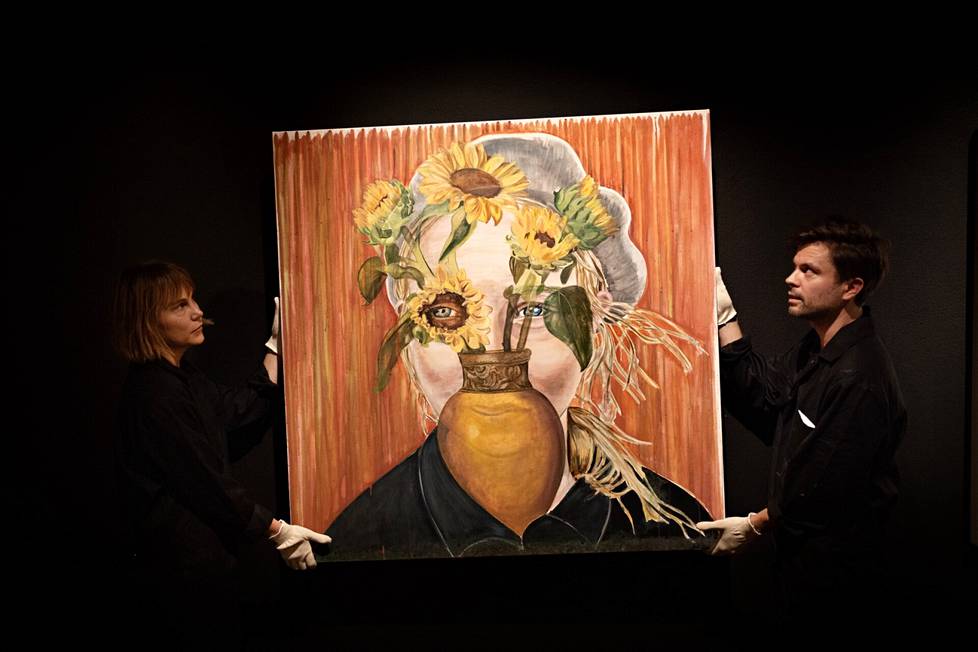 Taiteilijat Leena Nio ja Kalle Nio esittelevät Maalauskoneensa tekemää maalausta.