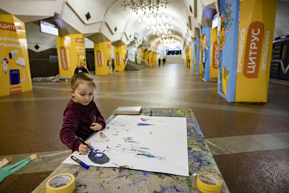Maidanin asema. Aamupäivisin lapsilla on koulua ja iltapäivisin vapaampaa taideharrastelua. Maryna Rudenko, 6v piirtää jäniksiä. 