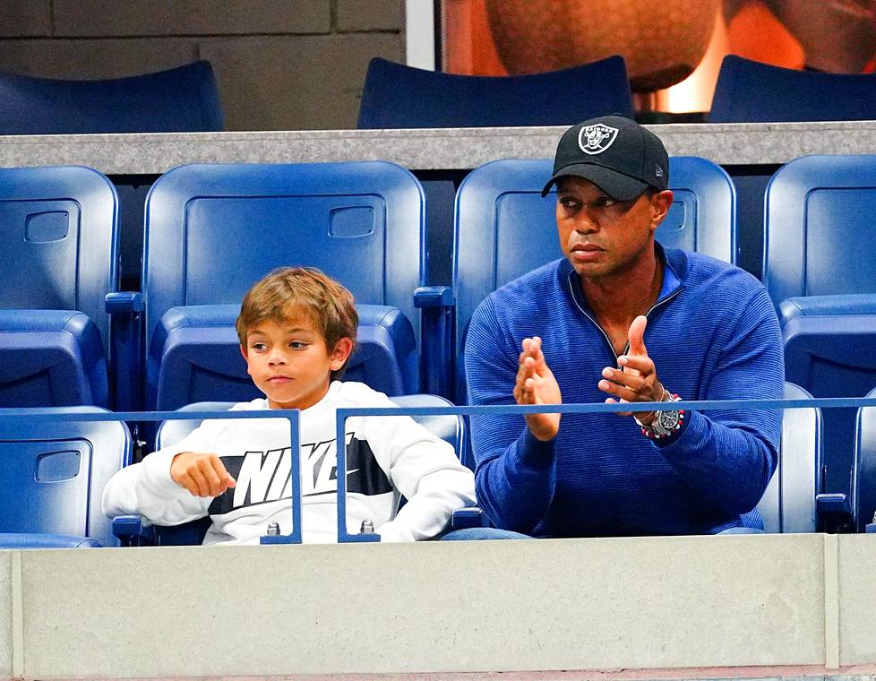 Tiger Woods seurasi poikansa Charlien kanssa Rafael Nadalin ottelua tenniksen US Openissa syyskuussa 2019.