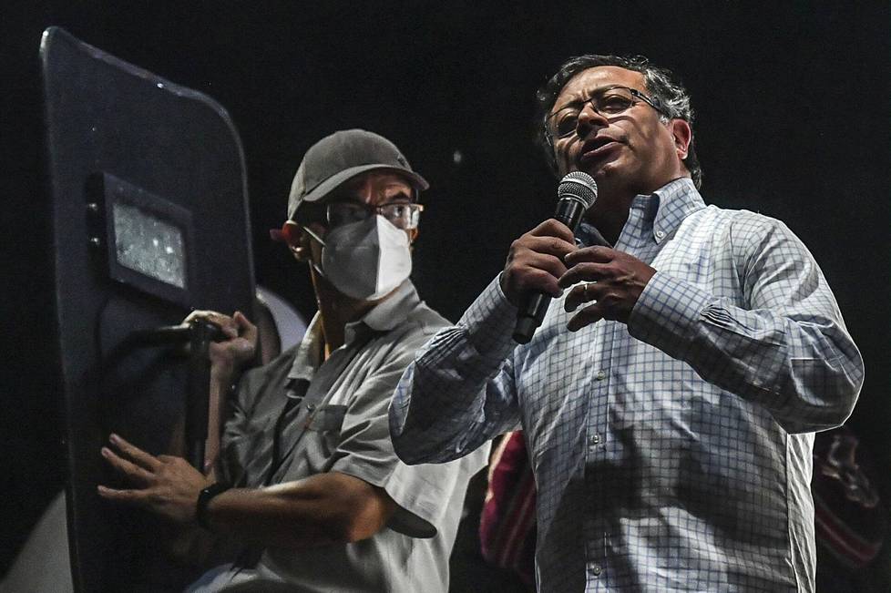Henkivartija suojasi presidentinvaalien suosikkia Gustavo Petroa kampanjatilaisuudessa Medellínissä viime viikon perjantaina. Toukokuun alussa Petro perui kampanjamatkansa Kolumbian kahvinkasvatusseudulle asejengin tappouhkausten takia.