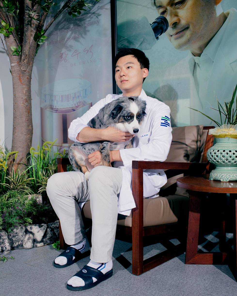 Researcher Wang Jae-woong has a cloned dog in his arms.  The photo is taken from a story published in the Monthly Supplement in 2016. 