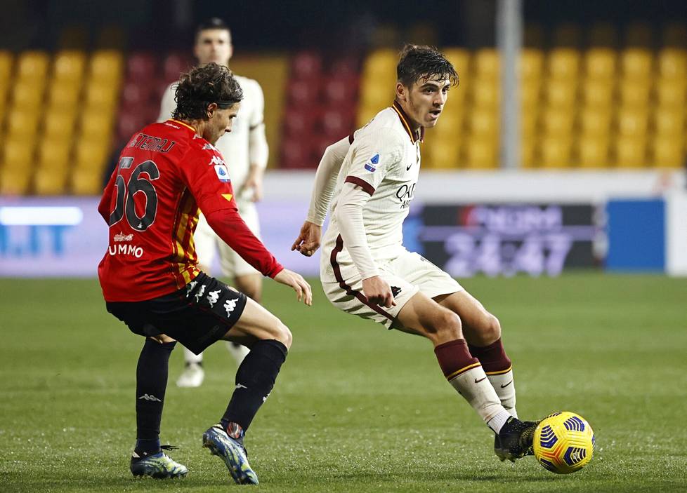 Perparim Hetemaj Beneventon paidassa, vastassa AS Roman Gonzalo Villar vuonna 2021.