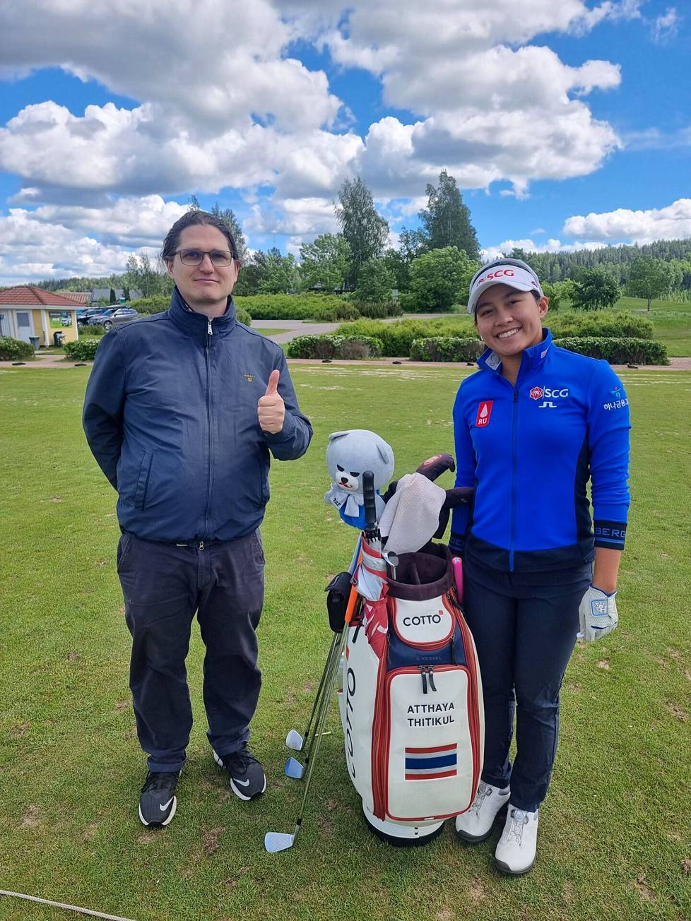 Atthaya Thitikul harjoitteli viime kesänä muun muassa Hillsin golfkentällä Vihdissä, ja lähistöllä asuva Juha Ritvala oli kannustamassa.
