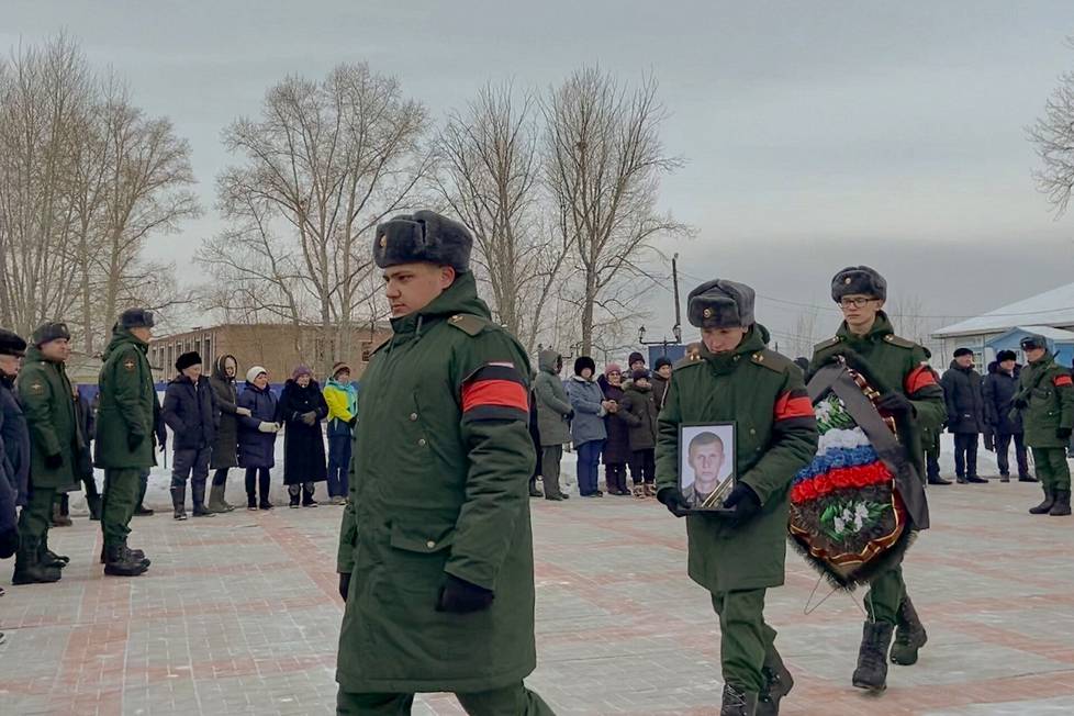 Burjatialaisessa Nižnie Taltsyn kylässä järjestettiin viime viikolla kylän ensimmäiset ”erikoisoperaatiossa” kuolleen sotilaan hautajaiset. Mies kaatui Ukrainassa syyskuussa.