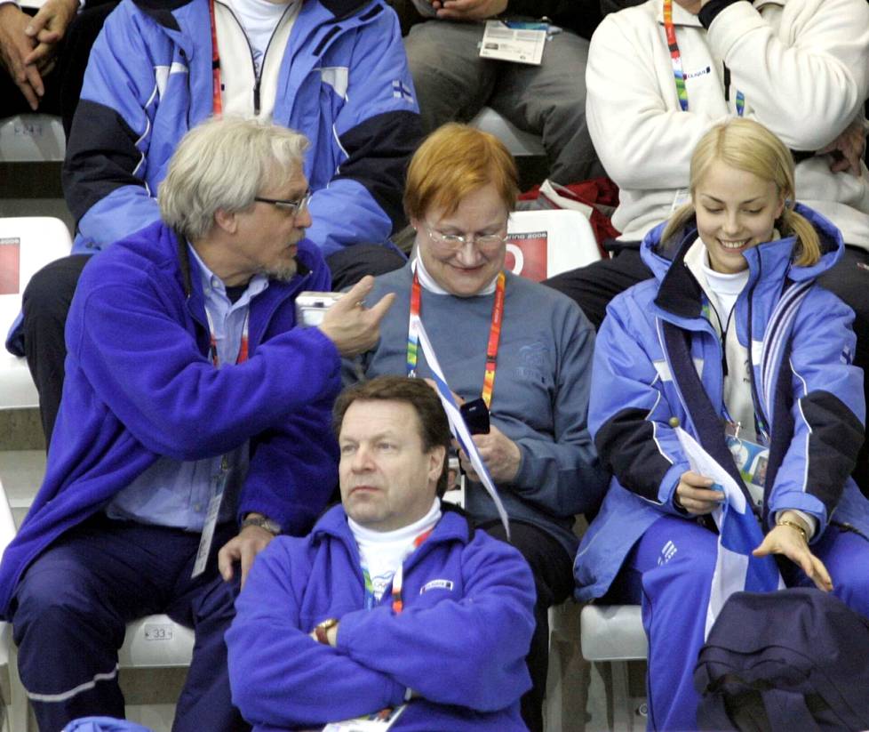 Ilkka Kanerva seurasi curlingin loppuottelussa Suomen joukkueen otteita Torinon talviolympialaisissa helmikuussa 2006. Takana istuivat Pentti Arajärvi, presidentti Tarja Halonen ja taitoluistelija Kiira Korpi.