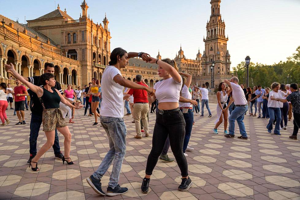 Blanca Matesanz Baena (oik.) ja José Manuel Madroñal Robalo tanssivat Plaza de Españan aukiolla Sevillassa syyskuussa.
