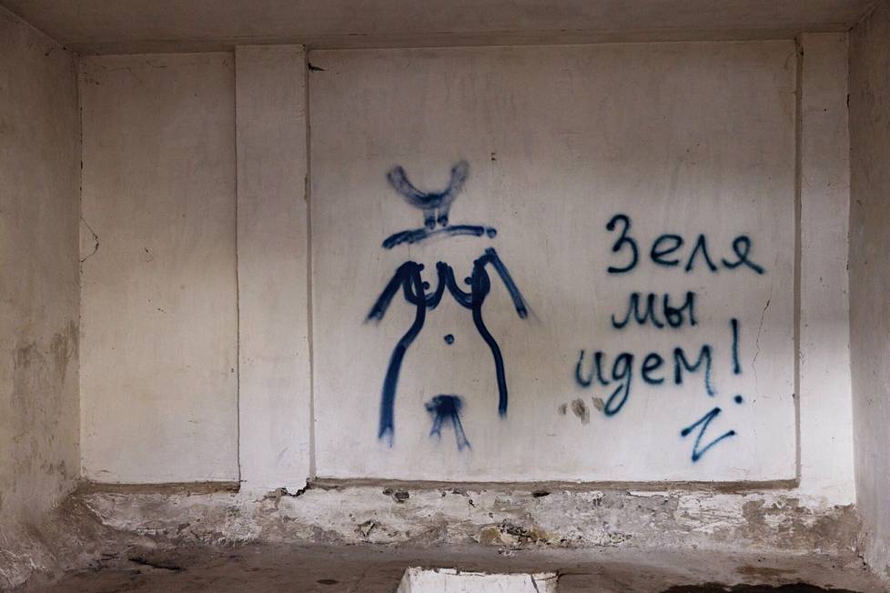 Vangitsemis- ja kidutuskeskuksena toimineen poliisilaitoksen autotallin seinälle on kirjoitettu "Zele[nskyi], me olemme tulossa". 