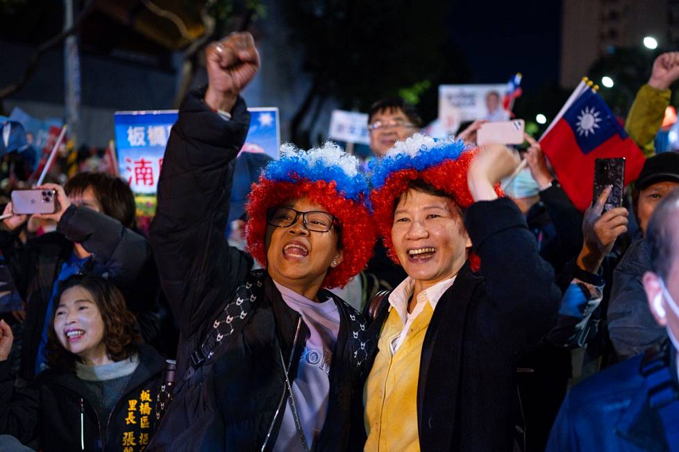 Housewife Hsu Tina (right) 58, believes that KMT's Hou Yu-ih would improve Taiwan's relationship with China and the United States as president.  