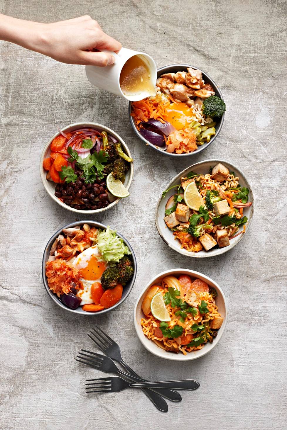 Yksinkertaisista raaka-aineista syntyi viisi erilaista ruokaa, kuten wokki, keitto,  salaatti ja pari riisikulhoa.
