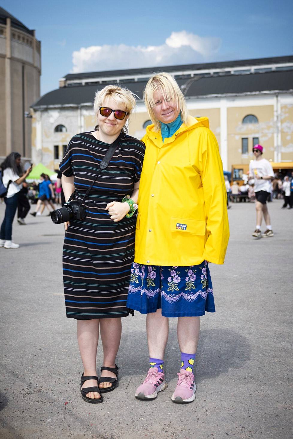 Mia Matosevik from Helsinki (left) and Miia Ylitalo from Vantaa.  Ylitalo put on a yellow raincoat, because when leaving the house, rain fell from the sky.