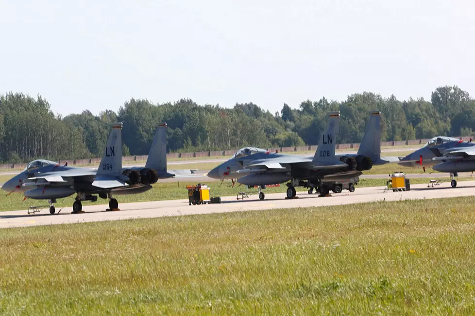 Yhdysvaltain ilmavoimien hävittäjiä sotilaslentokentällä Liettuassa elokuussa. Koneet osallistuvat Baltian maiden ilmatilan tarkkailuun.