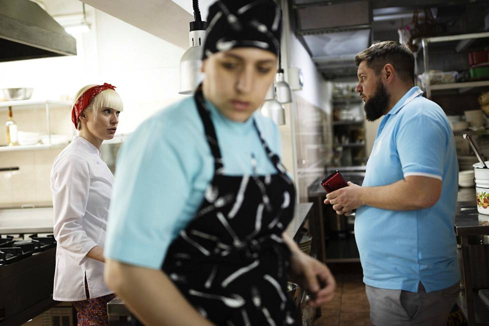 Anna Karbun ja Dmitry Yaitskyi kävivät tiukkasanaista neuvottelua ravintolakeittiön uusista säännöistä. 