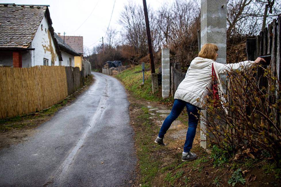 Magdolna Dús jakaa riippumattomia uutisia maalaiskylän postilaatikoihin vaalien alla Dömösin kylässä Unkarissa.