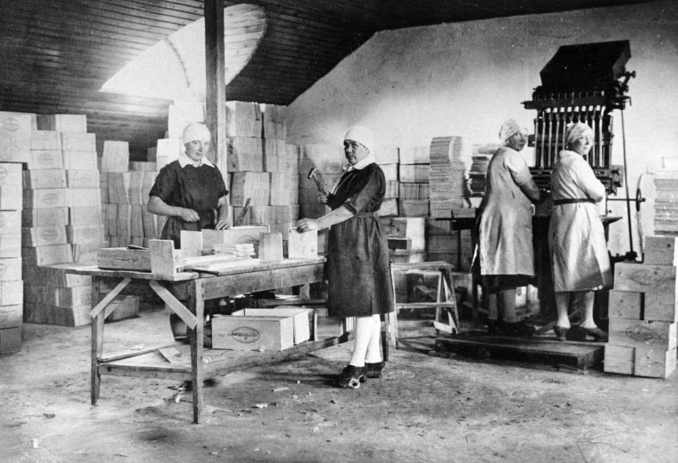 Margariinitehtaan työntekijöitä 1920-luvun lopulla työn touhussa.