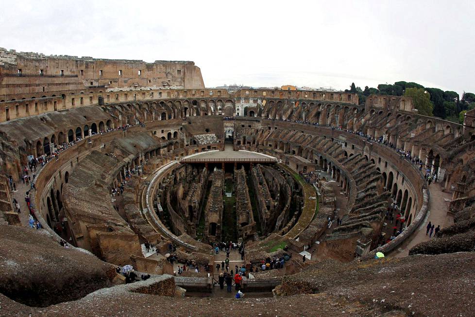 Colosseumin areenan kenttä on ollut tähän saakka pääosin avonainen, ja näkyvissä ovat olleet kentän alla risteilevät käytävät.