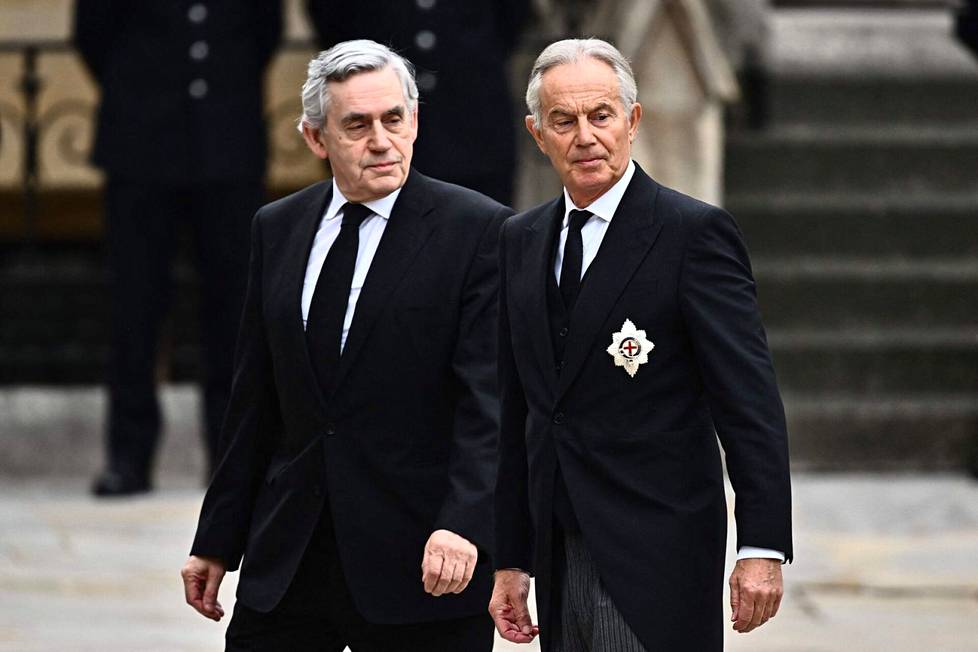 Britannian entiset pääministerit Gordon Brown (vas.) ja Tony Blair saapumassa Westminster Abbeyyn.