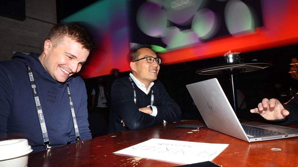 Woltin toimitusjohtaja Miki Kuusi (vasemmalla) nauraa, kun Doordashin toimitusjohtaja Tony Xuta haastatellaan Slushin mediatilassa keskiviikkona.
