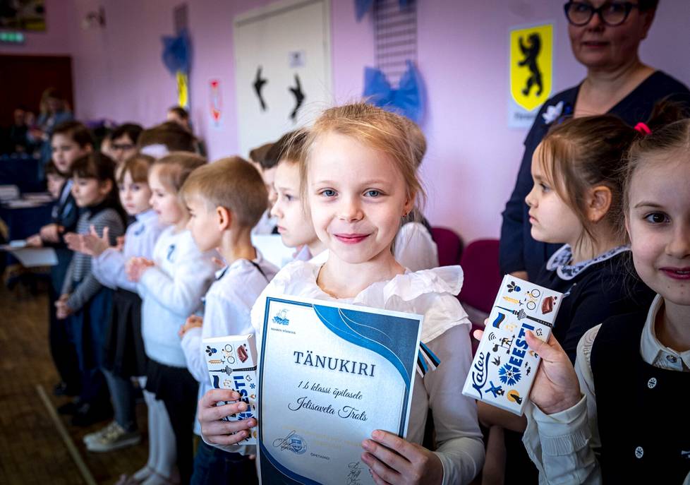 1B:n oppilas Jelisaveta Trots sai kunniakirjan viron opinnoista Viron 105-vuotisjuhlassa helmikuun lopussa venäjänkielisessä Maardun peruskoulussa.