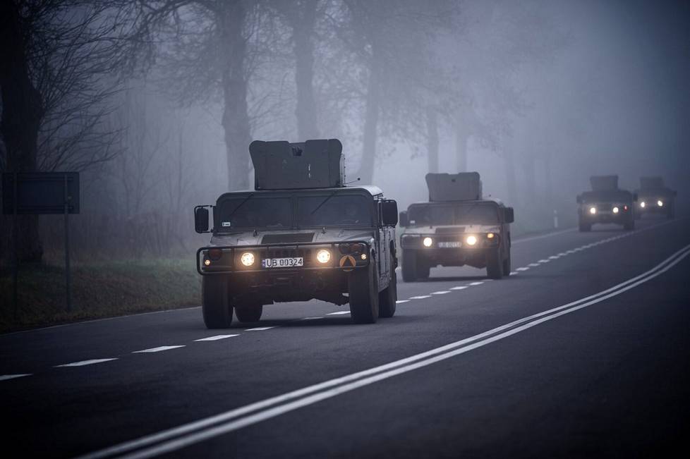 Puolalaisia sotilasajoneuvoja Puolan ja Valko-Venäjän rajan lähistöllä Kuznicassa torstaina.
