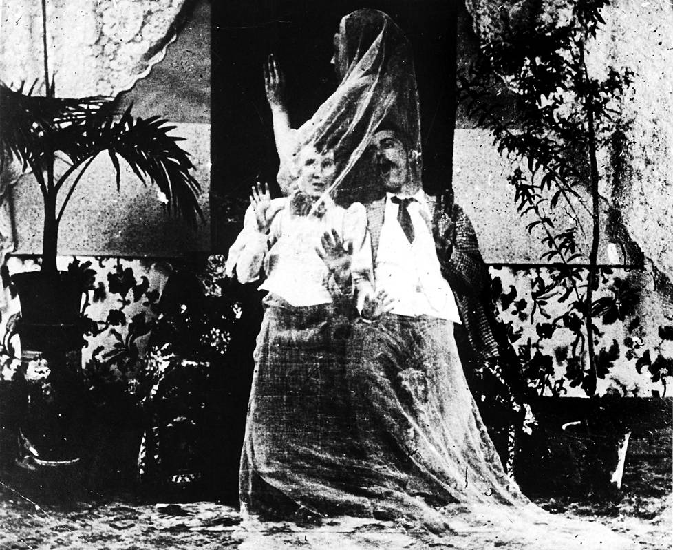 Pariskunta kauhistuu kummitusta noin vuonna 1880.