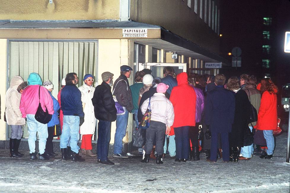 1990-luvun lama toi katukuvaan leipäjonot ja leikkasi suomalaisten elintasoa pitkäksi aikaa. Kuvassa Pelastusarmeijan leipäjono Helsingin Kalliossa joulukuussa 1993.