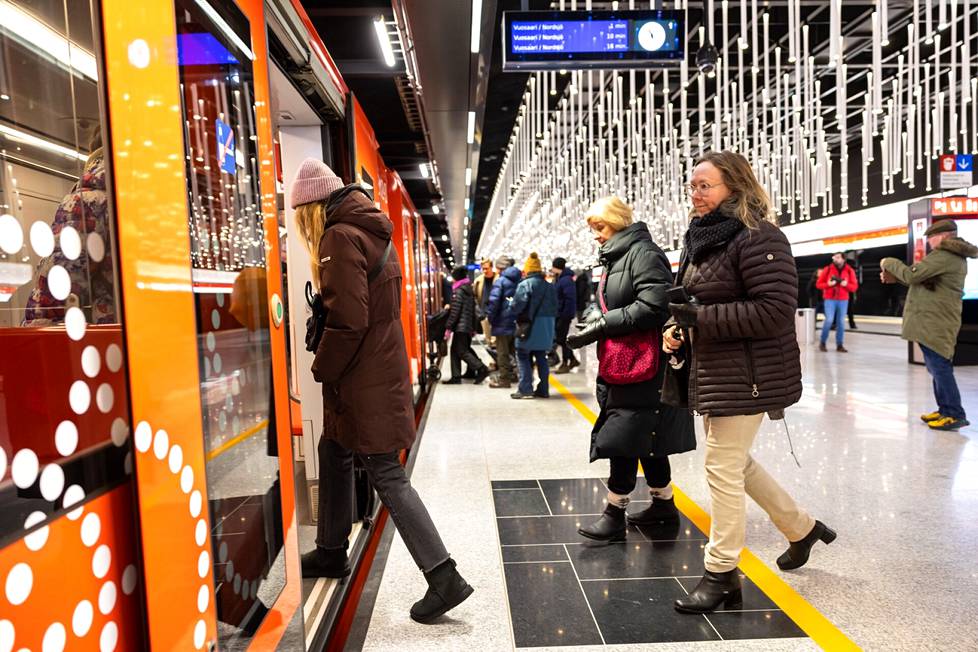 Matkustajia nousemassa metroon Kivenlahden metroasemalla lauantaina. 