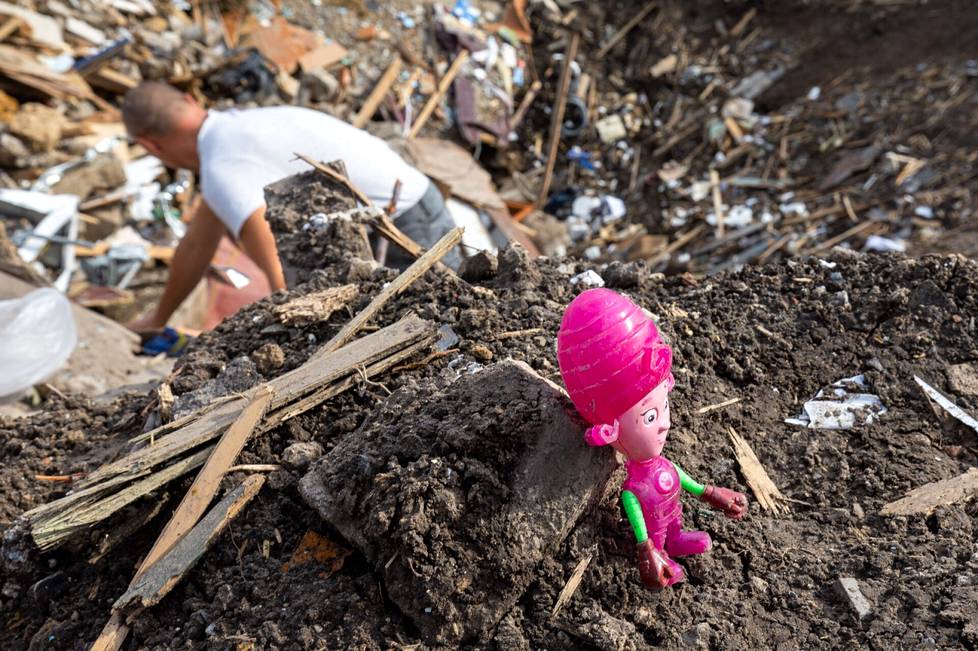 Vyacheslav Patlanj was at the front fighting when a missile hit his family's home. 