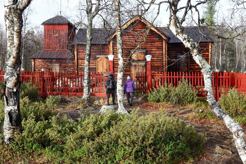 Ranualaiset Eine ja Pekka Kaarlejärvi vierailivat Pielpajärven erämaakirkossa lokakuussa. Kaarlejärvet on matkailleet vuosittain Lapissa monta kymmentä vuotta. He ovat huomanneet matkailijamäärien kasvaneen.