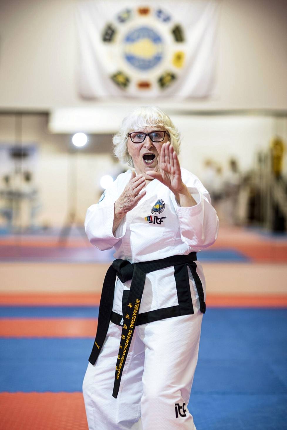 Ylöjärveläinen Salme Nummela saavutti mustan vyön taekwondossa 82-vuotiaana.