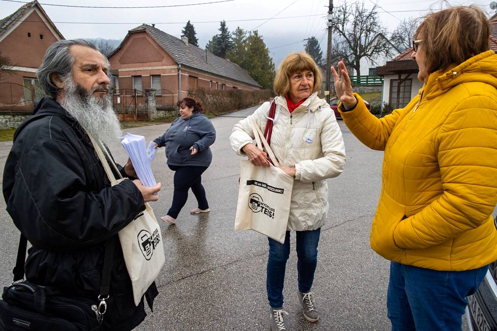 Lãszló Gyimesi, Magdolna Dús ja Rita Rédey suunnittelivat uutisten jakelureittejä maaliskuisena keskiviikkona Dömösin kylässä Unkarissa.