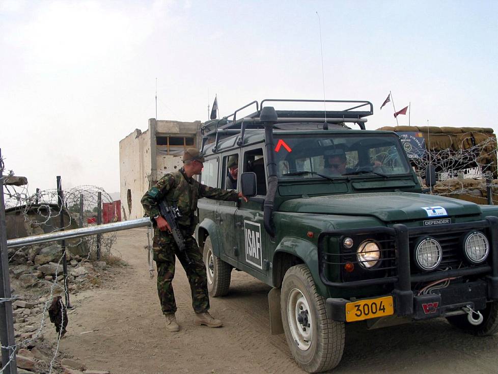 Suomalaisia rauhanturvaajia autossaan brittitukikohdan portilla Kabulissa kesäkuussa 2002, noin puolitoista vuotta operaation alkamisen jälkeen. 