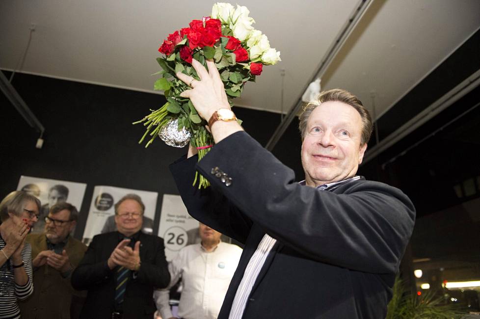 Huhtikuussa vuonna 2015 Ilkka Kanerva vietti vaalivalvojaisia Turun Ike Cafessa ja jännitti, tuleeko hänestä Suomen historian pisimpään toiminut kansanedustaja. 