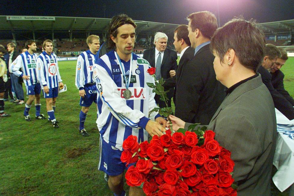 Vuonna 2001 Palloliiton ja Veikkausliigan johto pääsi jakamaan Töölön jalkapallostadionilla HJK:n pelaajille vain hopeamitaleja. Onnitteluruusua vastaanottamassa Peter Kopteff. Seuravana vuorossa olivat Aarno Turpeinen, Markus Heikkinen ja Jari Ilola. 