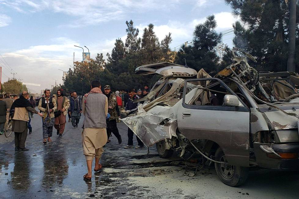 Pommi-isku tuhosi pienoisbussin Kabulissa keskiviikkona.