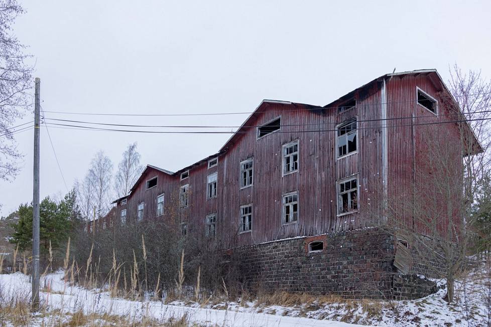Taalintehtaalla sijaitseva puinen luhtikäytävätalo on rakennettu viime vuosisadan alkupuolella rautateollisuuden työväen asunnoiksi. Jokaisen ikkunan takana on ollut oma pieni asuntonsa.
